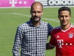 El entrenador espa&ntilde;ol de Bayern M&uacute;nich, Pep Guardiola (i) posa con el centrocampista Thiago Alc&aacute;ntara (d) durante la presentaci&oacute;n de &eacute;ste como nuevo jugador del club alem&aacute;n.