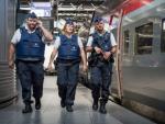 Varios agentes patrullan la v&iacute;a donde se sit&uacute;a un tren Thalys.