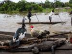 Foto de Pascal Maitre sobre la vida en torno al r&iacute;o Congo. El bote, de la empresa Maravillos Servicios Jesucristo, permite cruzar de una a otra orilla