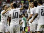 Jugadores del Real Madrid celebran uno de sus goles ante el Real Betis.
