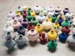Ai Weiwei transforma vasijas, desde piezas neol&iacute;ticas hasta otras modernas, para poner en cuesti&oacute;n las ideas de valor e importancia del arte