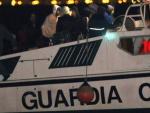 Efectivos de la Guardia Civil trasladan al puerto de Almer&iacute;a a catorce inmigrantes interceptados cuando viajaban en una patera.