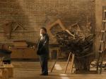 Ai Weiwei retratado en el estudio de Pek&iacute;n en el que lleva trabajando desde 1999