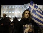 Varias personas se manifiestan para apoyar al Gobierno griego durante las negociaciones con los socios de la eurozona, frente al Parlamento, en Atenas, Grecia.