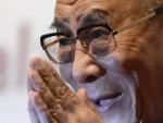 El Dalai Lama saluda a su llegada al panel de discusi&oacute;n con cient&iacute;ficos japoneses en Tokio (Jap&oacute;n), durante una visita de diez d&iacute;as al pa&iacute;s nip&oacute;n.