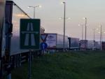 Una larga fila de camiones bloquea el paso en el lado serbio de la frontera con Croacia en la principal autov&iacute;a entre Belgrado y Zagreb en Batrovci (Serbia).