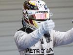 El piloto ingl&eacute;s de F&oacute;rmula 1 Lewis Hamilton celebra su victoria en el GP de Jap&oacute;n de 2015.
