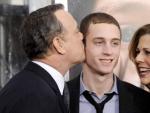 <p>Tom Hanks besa a su hijo Chet junto a su esposa, Rita Wilson.</p>