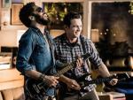 James Franco y Lenny Kravitz hacen sexy jugar a 'Guitar Hero'
