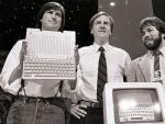 Steve Jobs, John Sulley y Steve Wozniak, en la presentaci&oacute;n del Apple IIc en San Francisco, en 1984.