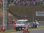 El piloto de San Marino Alex de Angelis, atendido tras su grave ca&iacute;da en la calificaci&oacute;n del GP de Jap&oacute;n.