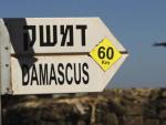 Vista de una figura que representa a un soldado junto a un cartel que indica la direcci&oacute;n y distancia a la que se encuentra Damasco (Siria), en los Altos del Gol&aacute;n (Israel).