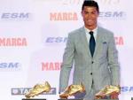 Cristiano Ronaldo con sus cuatro trofeos Bota de Oro al m&aacute;ximo goleador europeo.