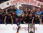 Los jugadores del FC Barcelona celebran su triunfo en la final de la Copa del Rey.