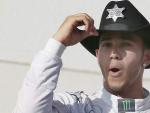 Lewis Hamilton, con un sombrero Stetson, en el podio del a&ntilde;o pasado en Austin.