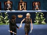 Las cient&iacute;ficas Emmanuelle Charpentier y Jennifer Doudna se dan la mano tras recoger el Premio Princesa de Asturias de la Investigaci&oacute;n Cient&iacute;fica.