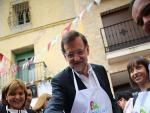 Mariano Rajoy cocina una paella junto a Isabel Bonig