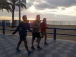 Mariano Rajoy haciendo 'running' con Fernando Mart&iacute;nez-Ma&iacute;llo y Chema Arribas en la playa del Postiguet de Alicante.