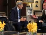 El secretario de Estado estadounidense,John Kerry, y el rey Abdullah II de Jordania durante una reuni&oacute;n en el Palacio Real en Amm&aacute;n.