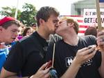 Michael Knaapen (i) y John Becker (d), una pareja gay de Washington DC, casados hace siete en Toronto, Canad&aacute;, se besan para celebrar la decisi&oacute;n del Tribunal Supremo de EE UU sobre la legalizaci&oacute;n del matrimonio gay.