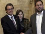 El presidente de la Generalitat, Artur Mas, y el l&iacute;der de ERC, Oriol Junqueras, estrechan las manos tras el acuerdo sobre el 27-S.