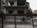 Un ni&ntilde;o en bicicleta en Douma, un barrio a las afueras de Damasco, capital de Siria.