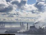 La contaminaci&oacute;n de las f&aacute;bricas del puerto de Tacoma, en Washington (EEUU), se confunden con las nubes que cubren el Pac&iacute;fico.