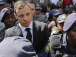 Oscar Pistorius saliendo del juicio en el que se dictamin&oacute; que cumplir&aacute; el resto de la condena bajo arresto domiciliario.