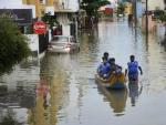 Un grupo de ciudadanos utiliza una barca para rescatar a aquellos que han quedado atrapados por las fuertes lluvias en la ciudad de Chennai, Tamil Nadu, India.