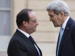 El presidente galo, Fran&ccedil;ois Hollande (i), saluda al secretario de Estado de EE UU, John Kerry.