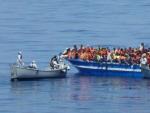 Inmigrantes en una barcaza en el Mediterr&aacute;neo