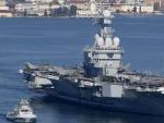 El portaviones nuclear galo Charles De Gaulle sale del puerto militar de Toulon, en el sur de Francia, el 18 de noviembre de 2015. El nav&iacute;o se dirige a Oriente Pr&oacute;ximo para participar en la lucha contra Estado Isl&aacute;mico, Daesh, en Siria e Irak.