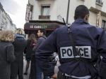 Un agente de polic&iacute;a permanece en guardia ante el bar le Carillon de Par&iacute;s, Francia.