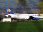 Un avi&oacute;n de pasajeros de Small Planet Airlines aguarda en el aeropuerto de Burgas (Bulgaria), donde ha tenido que aterrizar de emergencia tras sufrir una amenaza de bomba.