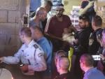 Agentes de polic&iacute;a detienen a un palestino en el lugar del ataque perpetrado en Tel Aviv, Israel.