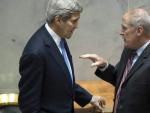 El secretario de Estado de los Estados Unidos, John Kerry, habla con el senador republicano por Indiana, Dan Coats.