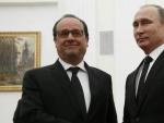 El presidente ruso, Vlad&iacute;mir Putin (d), saluda a su hom&oacute;logo franc&eacute;s, Fran&ccedil;ois Hollande (i), durante su reuni&oacute;n en el Kremlin de Mosc&uacute;, Rusia.