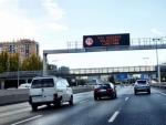 Imagen de la M-30, con las restricciones de velocidad impuestas por alta contaminaci&oacute;n en Madrid.