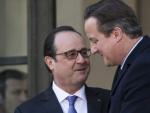 El presidente franc&eacute;s, Fran&ccedil;ois Hollande (izda), recibe al primer ministro, David Cameron (dcha), a su llegada al Palacio del El&iacute;seo en Par&iacute;s.