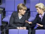 La canciller alemana, &Aacute;ngela Merkel, conversa en una imagen de 2015 con la que entonces era su ministra de Defensa, &Uacute;rsula von der Leyen.