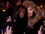 La cantante Madonna ha cantado tres canciones en la plaza de la Re&uacute;blica de Par&iacute;s, incluida la famosa Imagine de John Lennon, para recordar a las v&iacute;ctimas de los ataques terroristas del pasado 13 de noviembre. En el ac&uacute;stico, tambi&eacute;n ha participado su hijo y uno de sus guitarristas.