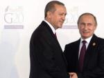 El presidente turco, Recep Tayyip Erdogan, y su hom&oacute;logo ruso, Vladimir Putin, se saludan en la reuni&oacute;n del G-20 celebrada el pasado mes de noviembre en Antalya, Turqu&iacute;a.