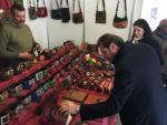 El alcalde de Valladolid observa los productos de uno de los talleres artesanos