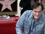 El escritor y director estadounidense Quentin Tarantino posa junto a su estrella, durante una ceremonia en el Paseo de la Fama, en Hollywood (EE UU).
