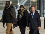 El presidente franc&eacute;s, Fran&ccedil;ois Hollande (2-d), recibe a los cuatro franceses secuestrados en 2010 en N&iacute;ger.