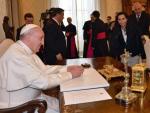 El papa Francisco (i) charla con el presidente estadounidense, Barack Obama, durante una reuni&oacute;n celebrada en la Ciudad del Vaticano.