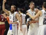 Los jugadores del Real Madrid, liderados por el Chacho Rodr&iacute;guez, celebran la victoria ante el Brose Baskets.