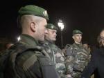 El presidente galo, Fran&ccedil;ois Hollande, conversa con soldados mientras comprueban las medidas de seguridad en la avenida de los Campos El&iacute;seos en Par&iacute;s (Francia).