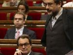 El l&iacute;der parlamentario de la CUP, Antonio Ba&ntilde;os, se dirige a la tribuna de oradores ante el presidente de la Generalitat en funciones, Artur Mas (i).