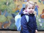 El pr&iacute;ncipe Jorge durante su primer d&iacute;a en la escuela infantil Westacre Montessori, en Norfolk, Reino Unido.